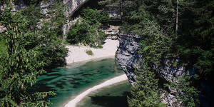 Beitragsbild des Blogbeitrags Bootsfahrt auf dem Stausee Klaus - türkis grünes Erlebnis