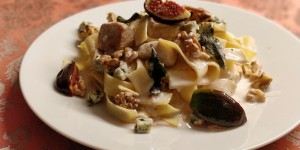 Beitragsbild des Blogbeitrags Pappardelle mit Huhn, Feigen und Nüssen