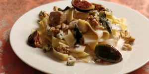 Beitragsbild des Blogbeitrags Pappardelle mit Huhn, Feigen und Nüssen 