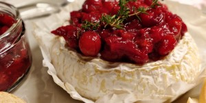 Beitragsbild des Blogbeitrags Gebackener Camembert mit Cranberry-Himbeer-Chutney