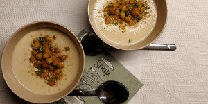 Beitragsbild des Blogbeitrags Sellerie-Kokos-Suppe mit gerösteten Kichererbsen