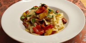 Beitragsbild des Blogbeitrags Frische Eiernudeln mit Wurst und Paprika