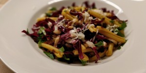 Beitragsbild des Blogbeitrags Safran-Casarecce mit Radicchio und Rosinen