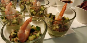 Beitragsbild des Blogbeitrags Scharfe Garnelen auf Avocadocreme 