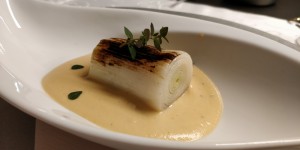 Beitragsbild des Blogbeitrags Geflämmter Sous-vide Lauch mit Miso-Dashi-Creme
