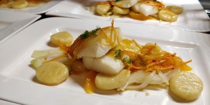Beitragsbild des Blogbeitrags Heilbutt-Filet in Orangenbutter mit Orangen-Fenchel und Erdäpfel-Gnocchi