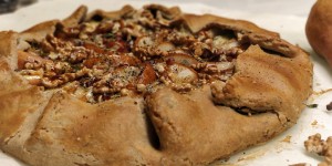Beitragsbild des Blogbeitrags Buchweizen-Galette mit Birnen, Gorgonzola und glasierten Walnüssen