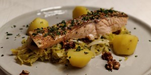 Beitragsbild des Blogbeitrags Lachs auf Kohl-Walnuss-Gemüse mit Salzkartoffeln 