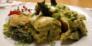 Beitragsbild des Blogbeitrags Kräuter-Spargel-Schmarrn mit Tomaten-Topfen-Dip