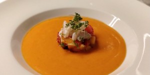 Beitragsbild des Blogbeitrags Kokos-Gazpacho mit Paradeiser, Pfirsich und Limetten-Garnelen 