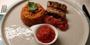 Beitragsbild des Blogbeitrags Ćevapčići mit Djuvec-Reis und Ajvar