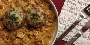 Beitragsbild des Blogbeitrags Eierschwammerlgulasch mit Laugenknödel