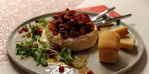 Beitragsbild des Blogbeitrags Gebackener Camembert mit Apfel-Feigen-Chutney, Walnüssen und Granatapfel 