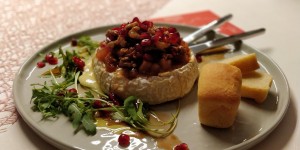 Beitragsbild des Blogbeitrags Gebackener Camembert mit Apfel-Feigen-Chutney, Walnüssen und Granatapfel