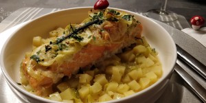 Beitragsbild des Blogbeitrags Vanille-Zitronen-Ofenlachs auf Erdäpfel-„Risotto“ 
