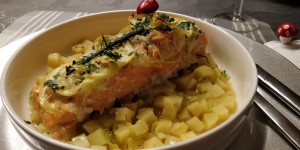 Beitragsbild des Blogbeitrags Vanille-Zitronen-Ofenlachs auf Erdäpfel-„Risotto“