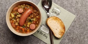 Beitragsbild des Blogbeitrags Linseneintopf mit Frankfurter 