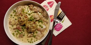 Beitragsbild des Blogbeitrags Erbsen-Geschnetzeltes mit Zwiebel-Senf-Sauce und Laugenknödel
