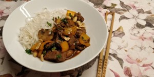 Beitragsbild des Blogbeitrags Reisnudeln mit Rindfleisch, Champignons und Paprika