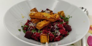 Beitragsbild des Blogbeitrags Rote Rüben Couscous mit Süßkartoffeln 