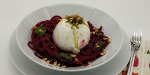 Beitragsbild des Blogbeitrags Rote-Rüben-Spaghetti mit Burrata und Bärlauchpesto
