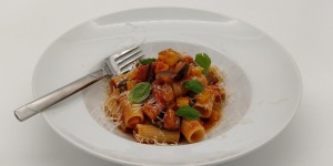 Beitragsbild des Blogbeitrags Rigatoni con salsa di verdure alla siciliana 