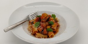 Beitragsbild des Blogbeitrags Rigatoni con salsa di verdure alla siciliana