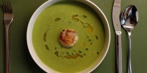 Beitragsbild des Blogbeitrags Erbsensuppe mit Jakobsmuschel und Graukäseöl