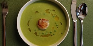 Beitragsbild des Blogbeitrags Erbsensuppe mit Jakobsmuschel und Graukäseöl 