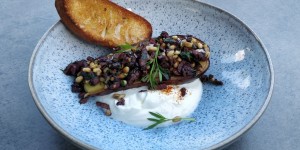 Beitragsbild des Blogbeitrags Gebackene Melanzani mit Olivenpaste und Joghurt