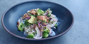 Beitragsbild des Blogbeitrags Somen-Nudelsalat mit Räucherlachs und Avocado 