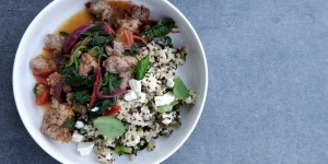 Beitragsbild des Blogbeitrags Salsiccia-Spinat-Pfanne auf Bulgur-Quinoa mit Feta 
