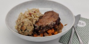 Beitragsbild des Blogbeitrags „Sautanz“ – Schopfbraten mit warmen Krautsalat und Knödeln 