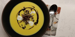 Beitragsbild des Blogbeitrags Steirische Kürbissuppe mit frittierten Lauchstreifen