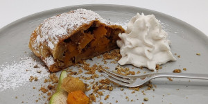 Beitragsbild des Blogbeitrags Kürbis-Birnen-Maroni-Strudel mit Ziegenkäse-Zimt-Espuma 