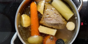 Beitragsbild des Blogbeitrags {Grundrezept} Rindssuppe