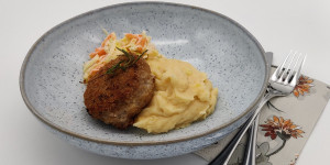 Beitragsbild des Blogbeitrags Faschierte Laberl mit Erdäpfelstampf und Coleslaw