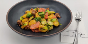 Beitragsbild des Blogbeitrags Gnocchi-Kohlsprossen-Pfanne mit Merguez und Grapefruit