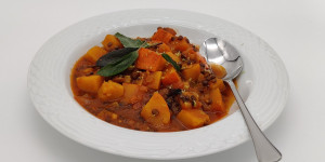 Beitragsbild des Blogbeitrags Kürbis-Linsen-Gulasch