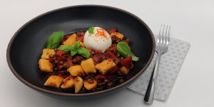 Beitragsbild des Blogbeitrags Erdäpfel-Gnocchi mit Linsen-Sugo
