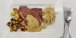 Beitragsbild des Blogbeitrags Gewürz-Roastbeef mit Espresso-Speck-Mayonnaise