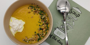 Beitragsbild des Blogbeitrags Karotten-Ingwer-Kurkuma-Suppe