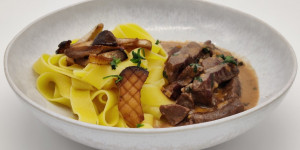 Beitragsbild des Blogbeitrags Hirschgeschnetzeltes mit Pappardelle und Cognac-Pfeffer-Sauce 