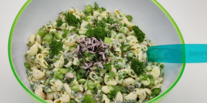 Beitragsbild des Blogbeitrags Saurer Nudelsalat mit Kräutern