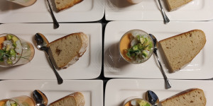 Beitragsbild des Blogbeitrags Schräger Tomatenpudding mit Avocado und Garnele
