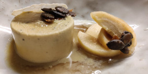 Beitragsbild des Blogbeitrags Kürbiskernparfait mit Honig-Ingwer-Äpfel