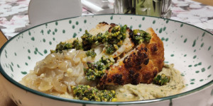 Beitragsbild des Blogbeitrags Gerösteter Karfiol mit Hummus und Pistazien-Pesto