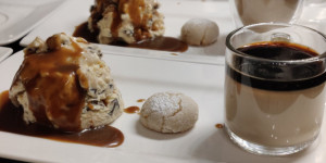 Beitragsbild des Blogbeitrags Amarettini-Mousse mit Rum-Espresso-Salzkaramell