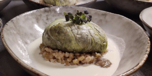 Beitragsbild des Blogbeitrags Gedämpfte Kohlroulade mit Pilzfüllung auf Freekeh