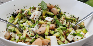 Beitragsbild des Blogbeitrags Erfrischender Zucchini-Bohnen-Salat mit Feta und Minze